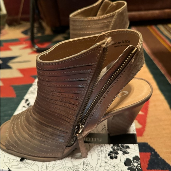 CL by Laundry - Gold Peep Toe Booties - Picture 4 of 7